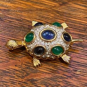 Adorable golden-eyed Sphynx cabochon turtle brooch